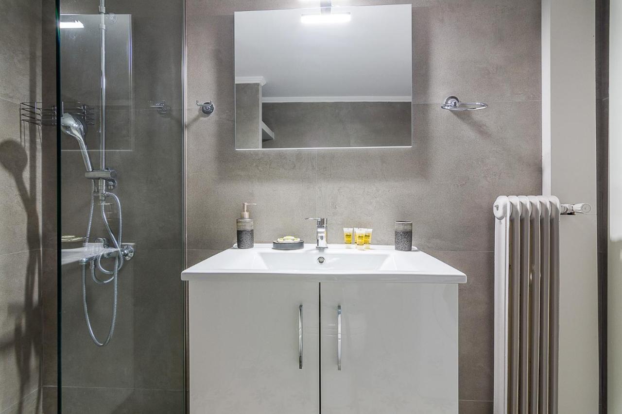 A Modern 2-Bedroom Apartment Near Areios Pagos Athens Exterior photo