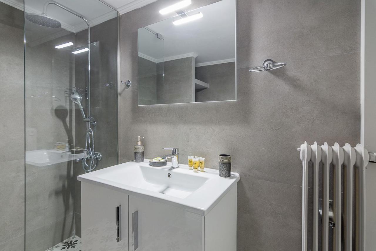 A Modern 2-Bedroom Apartment Near Areios Pagos Athens Exterior photo